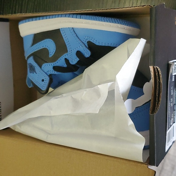 Nike Jordan 1 Mid - Picture 8 of 9